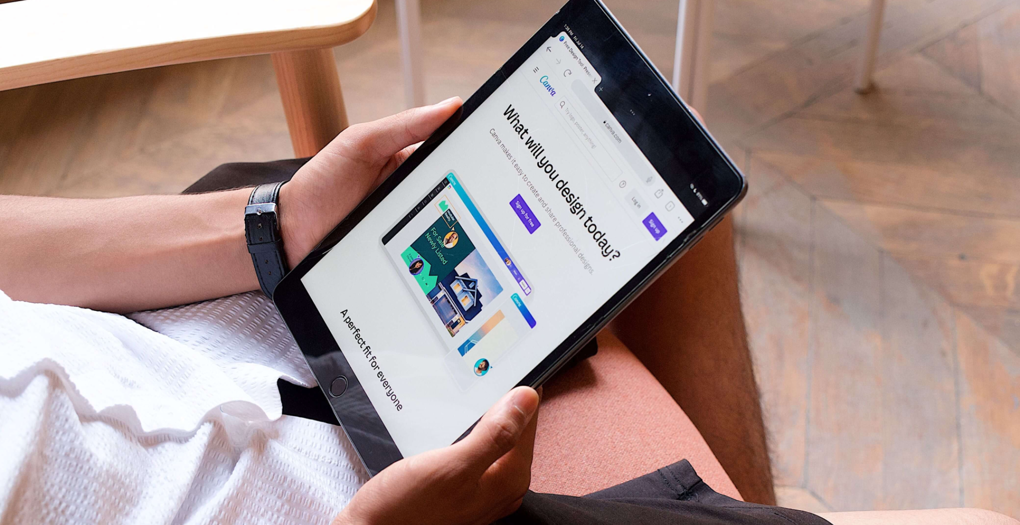 Persona usando una tableta para trabajar con interfaces de diseño